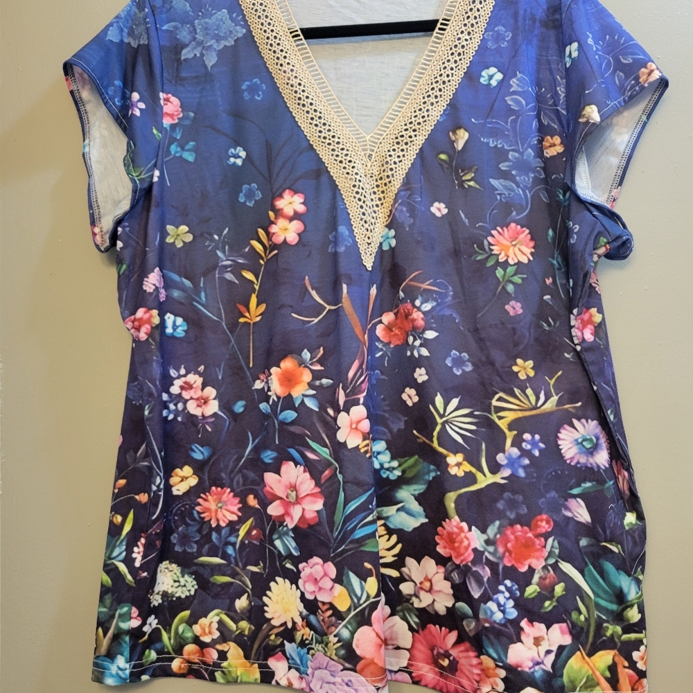 3/$15 Beautiful Ladies Floral Print Top XXL